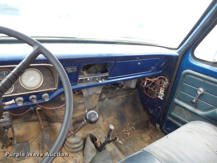 image for item BG9532 1977 Ford F600 truck cab and chassis