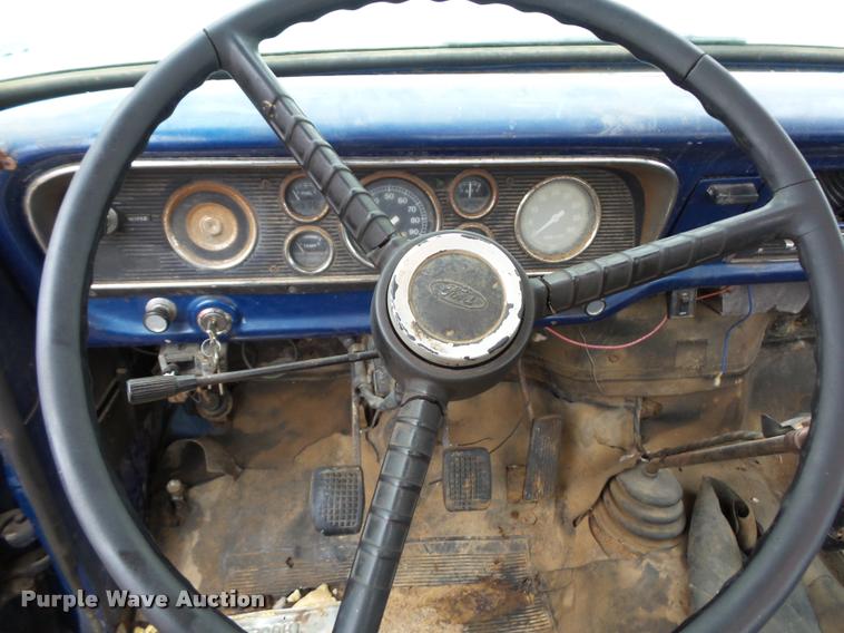 image for item BG9532 1977 Ford F600 truck cab and chassis