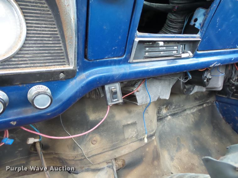 image for item BG9532 1977 Ford F600 truck cab and chassis