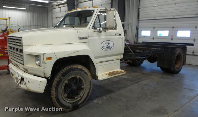 image for item BG9533 1982 Ford F600G truck cab and chassis