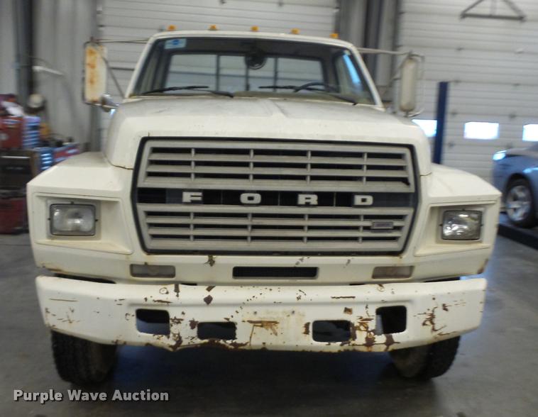 image for item BG9533 1982 Ford F600G truck cab and chassis