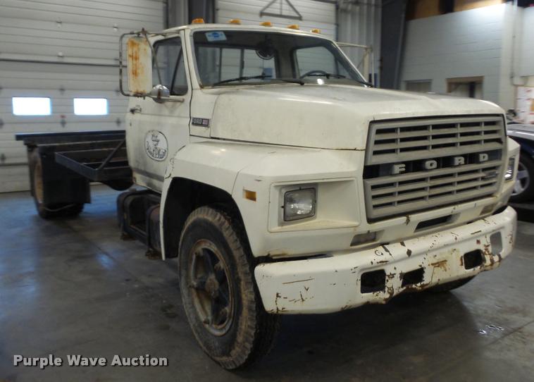 image for item BG9533 1982 Ford F600G truck cab and chassis