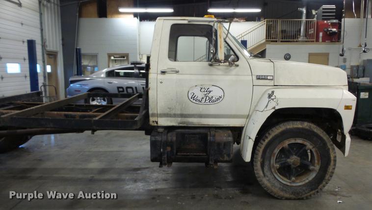 image for item BG9533 1982 Ford F600G truck cab and chassis
