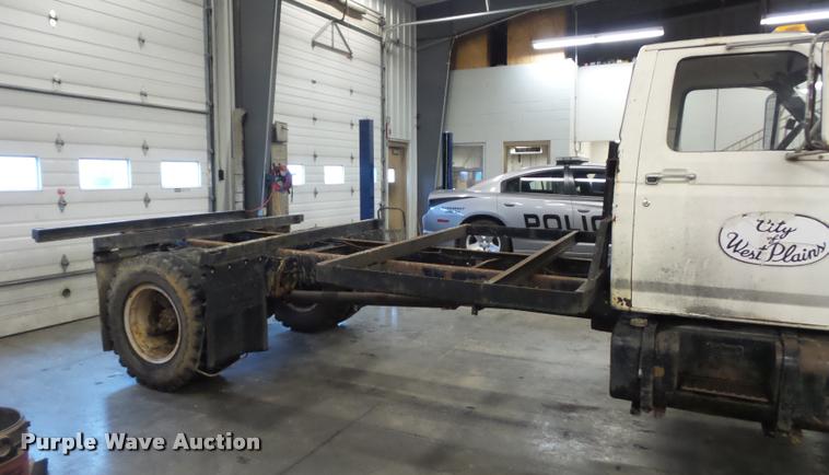 image for item BG9533 1982 Ford F600G truck cab and chassis