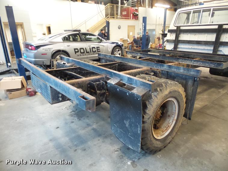 image for item BG9533 1982 Ford F600G truck cab and chassis