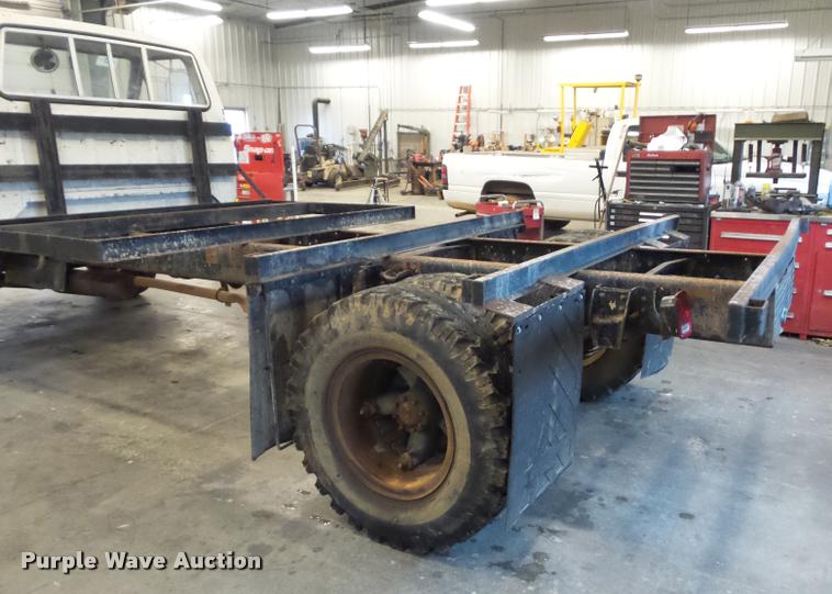 image for item BG9533 1982 Ford F600G truck cab and chassis