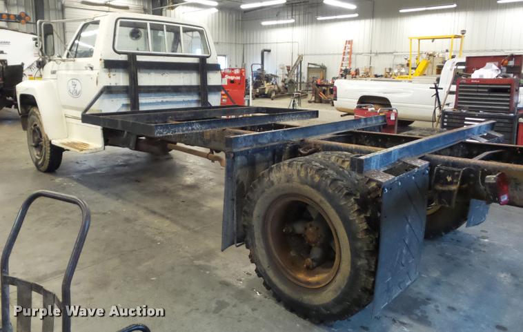 image for item BG9533 1982 Ford F600G truck cab and chassis