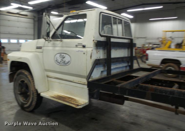 image for item BG9533 1982 Ford F600G truck cab and chassis