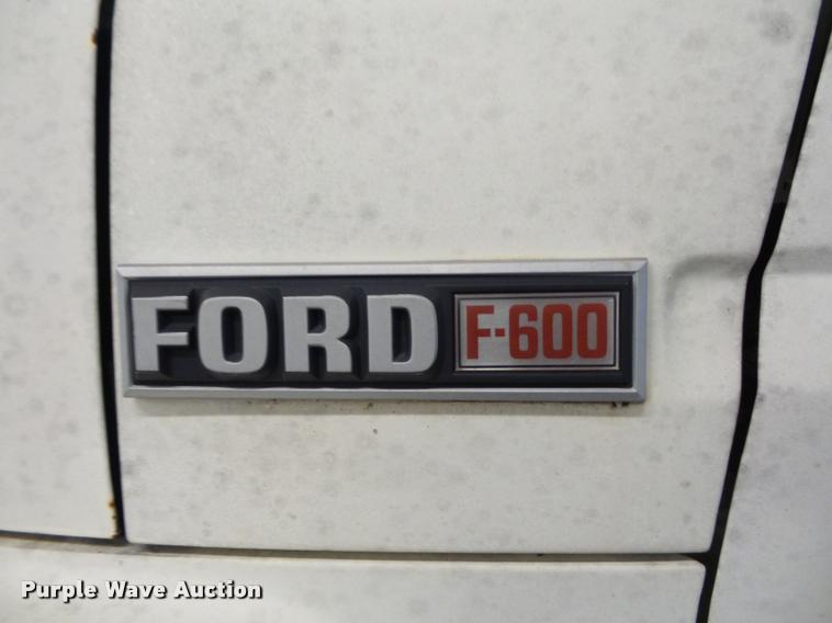 image for item BG9533 1982 Ford F600G truck cab and chassis