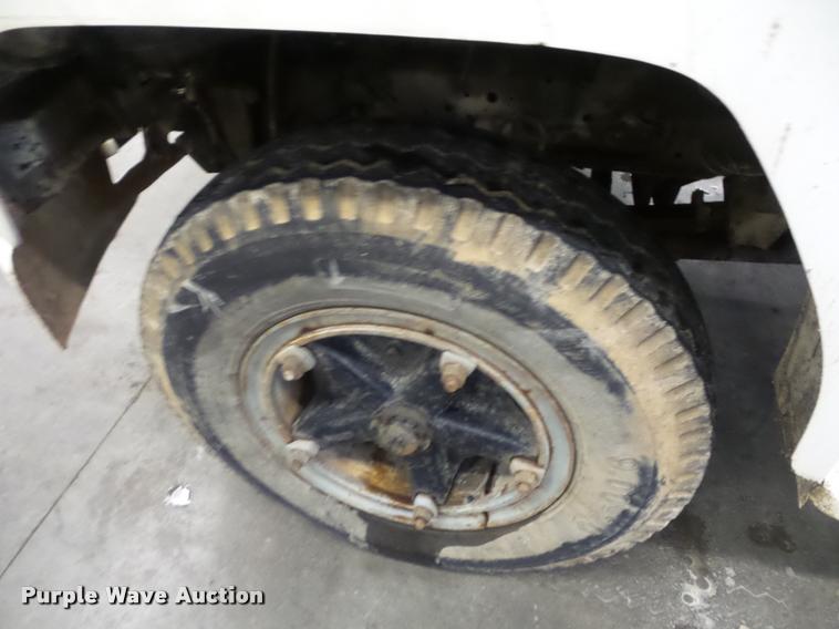 image for item BG9533 1982 Ford F600G truck cab and chassis