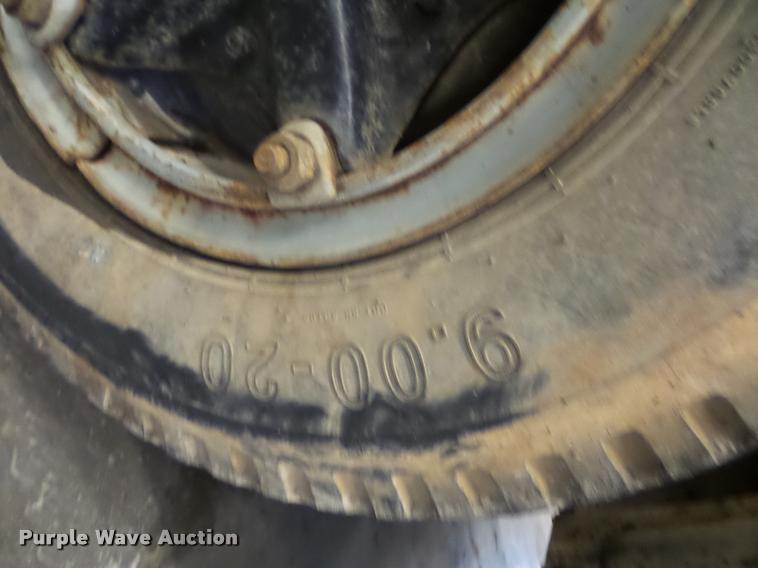 image for item BG9533 1982 Ford F600G truck cab and chassis