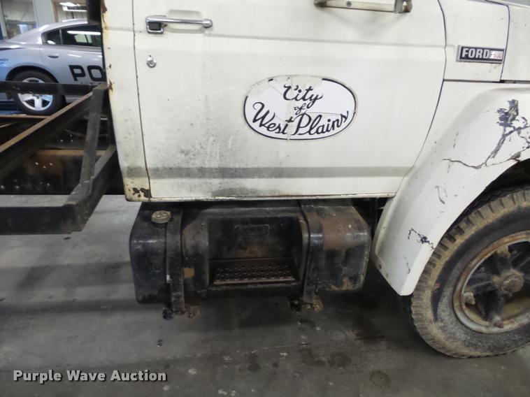 image for item BG9533 1982 Ford F600G truck cab and chassis