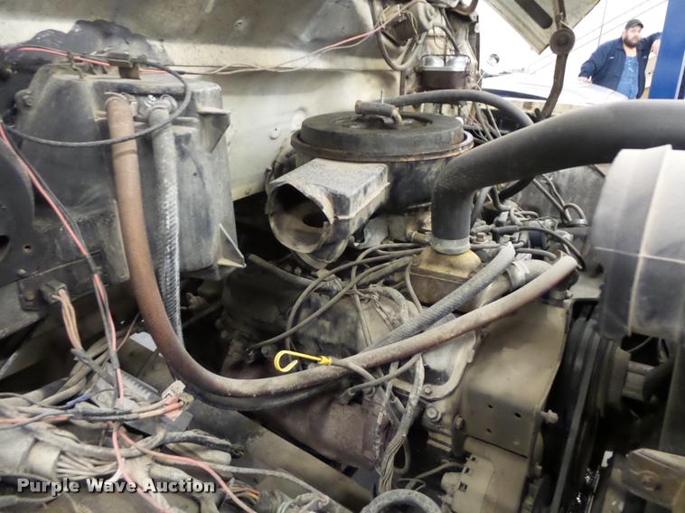 image for item BG9533 1982 Ford F600G truck cab and chassis