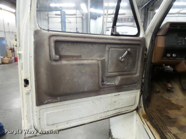 image for item BG9533 1982 Ford F600G truck cab and chassis