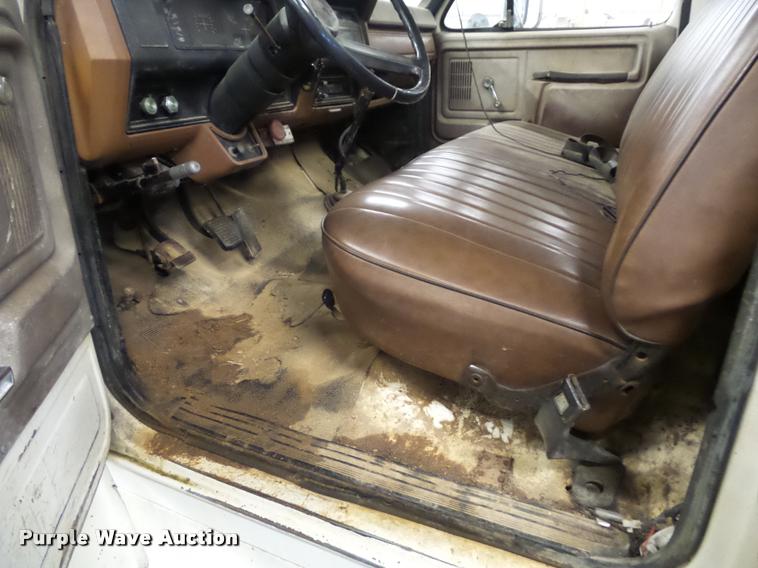 image for item BG9533 1982 Ford F600G truck cab and chassis