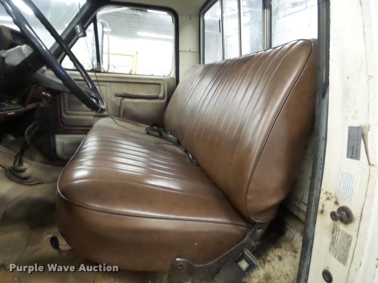 image for item BG9533 1982 Ford F600G truck cab and chassis