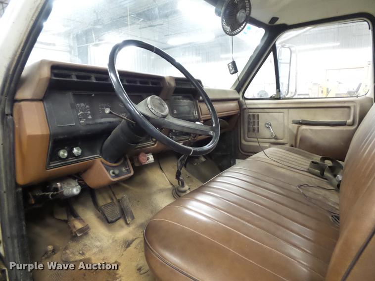 image for item BG9533 1982 Ford F600G truck cab and chassis