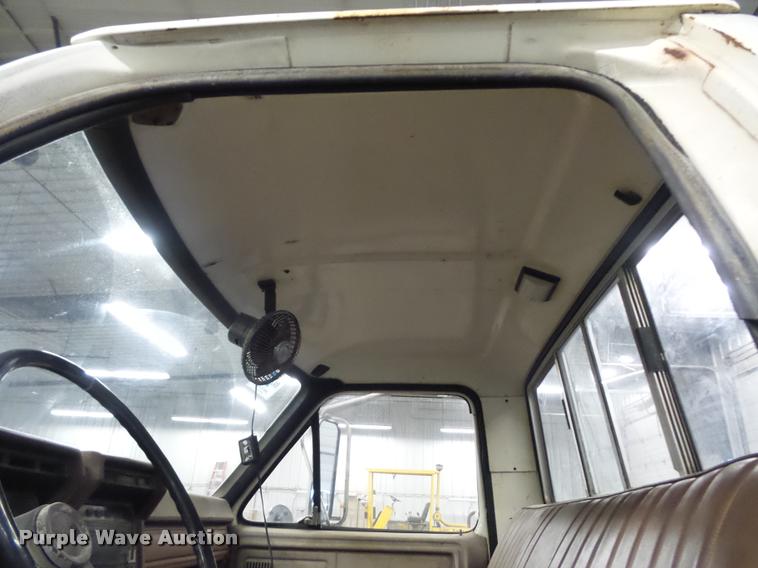 image for item BG9533 1982 Ford F600G truck cab and chassis