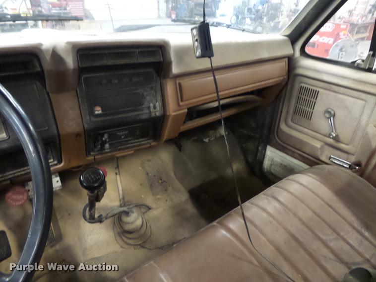 image for item BG9533 1982 Ford F600G truck cab and chassis