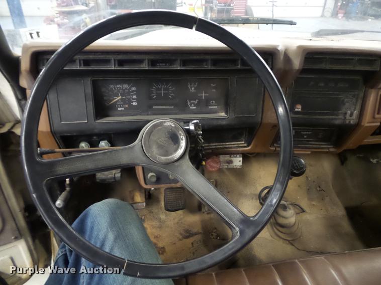 image for item BG9533 1982 Ford F600G truck cab and chassis