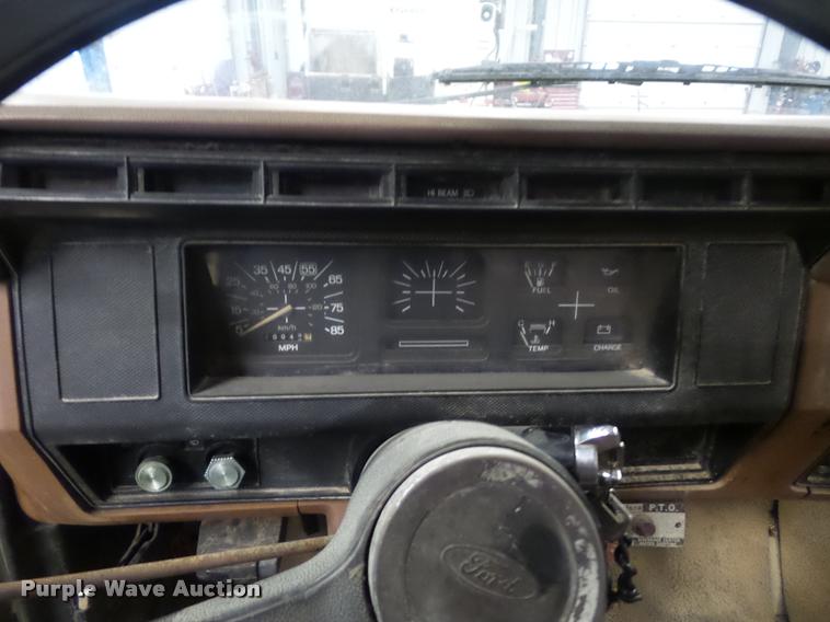 image for item BG9533 1982 Ford F600G truck cab and chassis