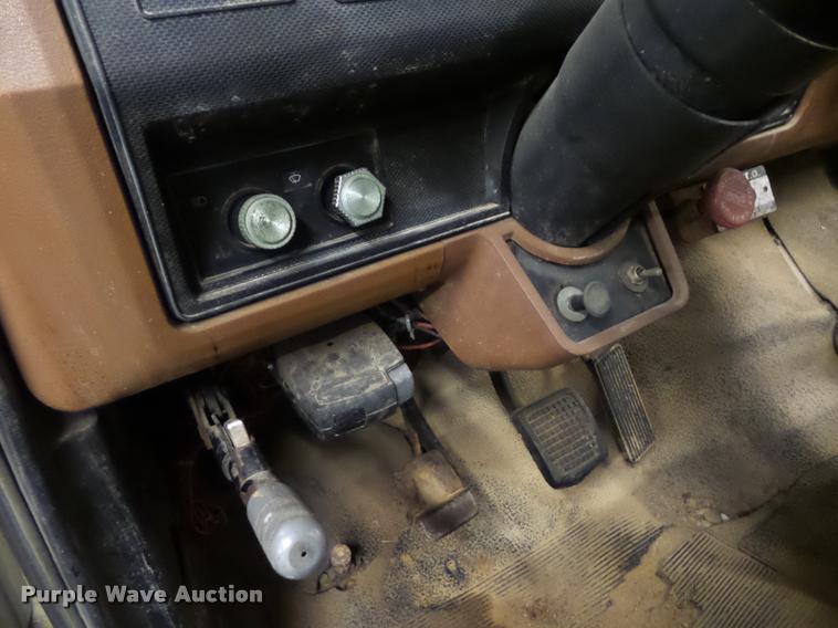 image for item BG9533 1982 Ford F600G truck cab and chassis