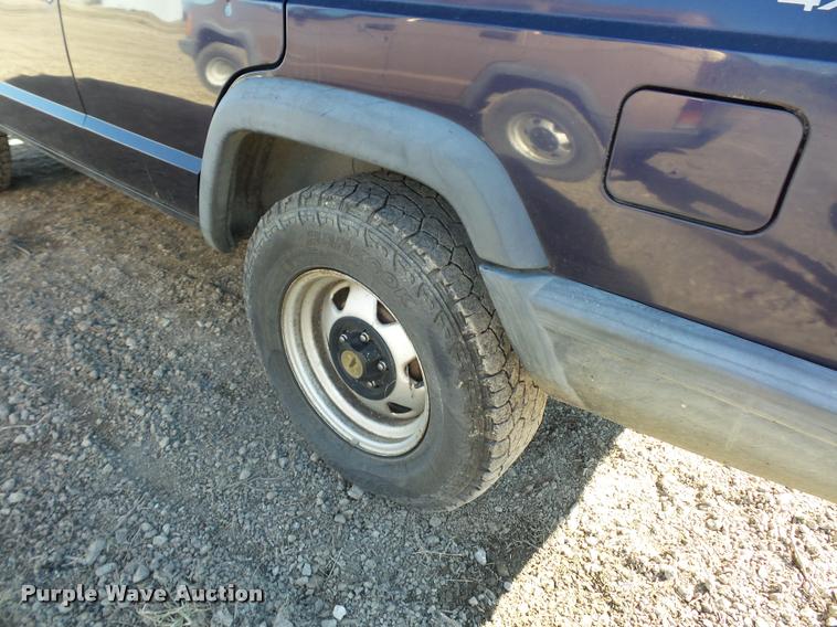 image for item BG9574 1999 Jeep Cherokee SUV