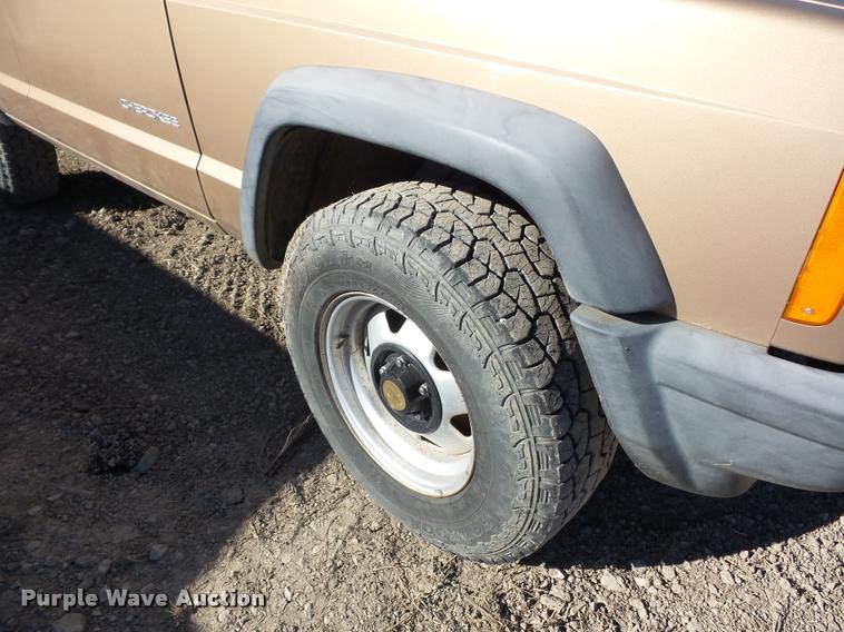 image for item BG9575 1999 Jeep Cherokee SUV