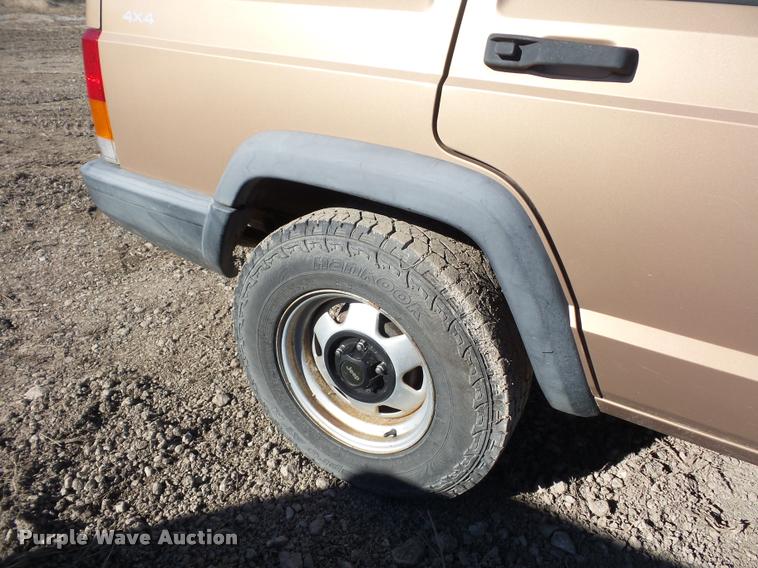 image for item BG9575 1999 Jeep Cherokee SUV