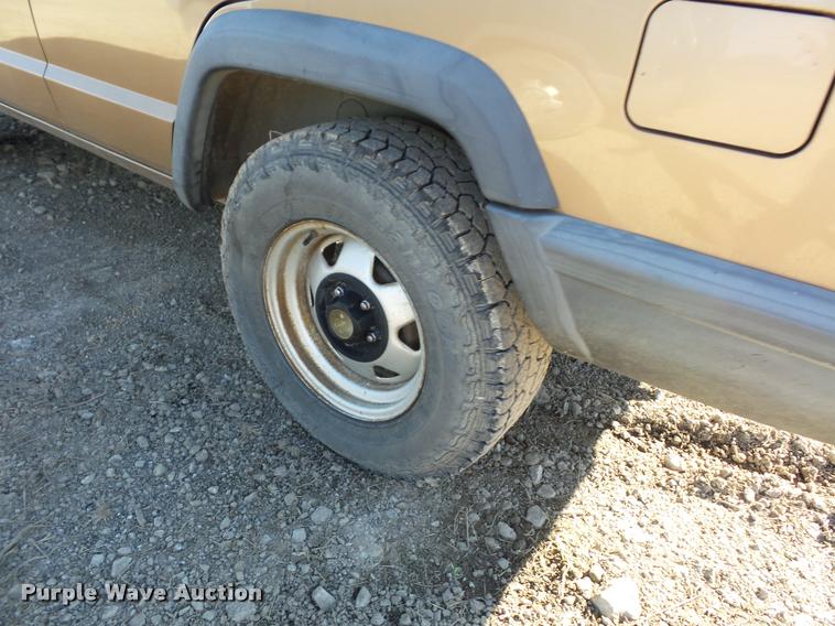 image for item BG9575 1999 Jeep Cherokee SUV