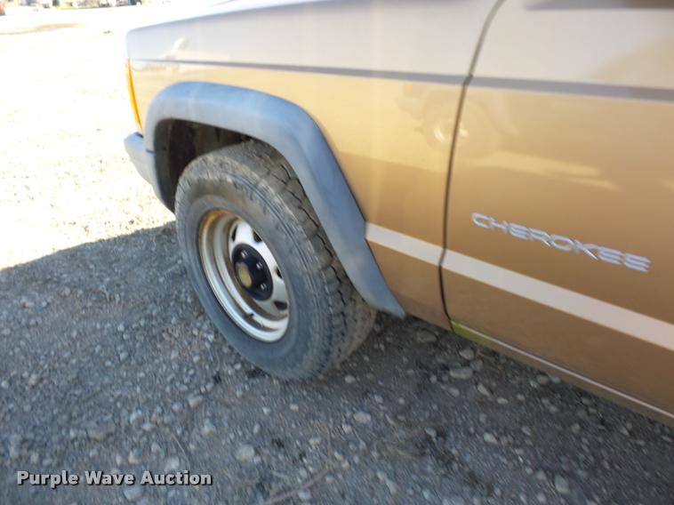 image for item BG9575 1999 Jeep Cherokee SUV