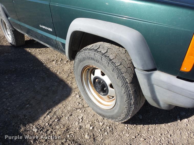 image for item BG9576 1999 Jeep Cherokee SUV