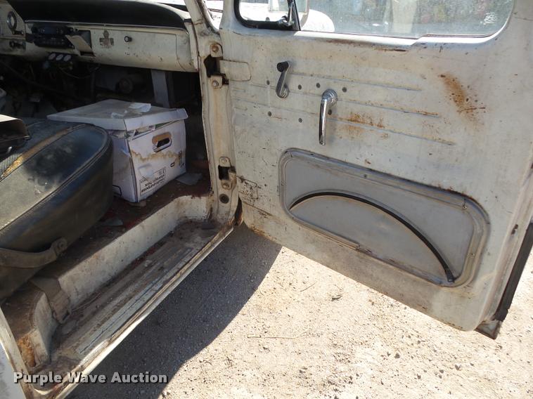 image for item BM9567 1966 Ford F350 tow truck