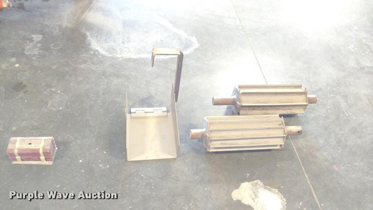 image for item BU9850 1990 Brush Bandit 200 wood chipper