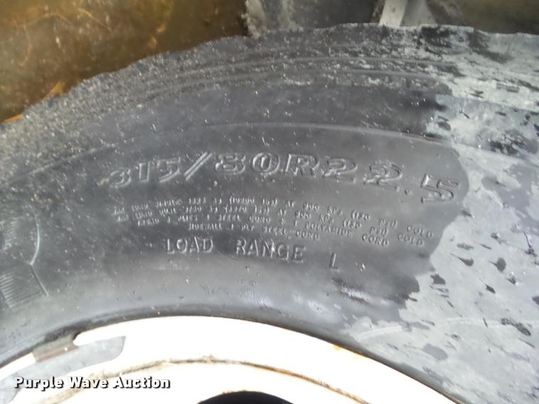 image for item BZ9953 1986 MCI 102A3 bus