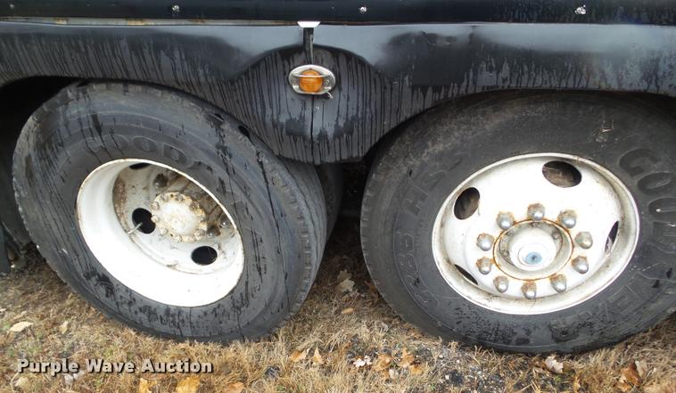 image for item BZ9953 1986 MCI 102A3 bus