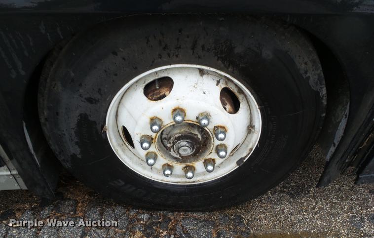 image for item BZ9953 1986 MCI 102A3 bus