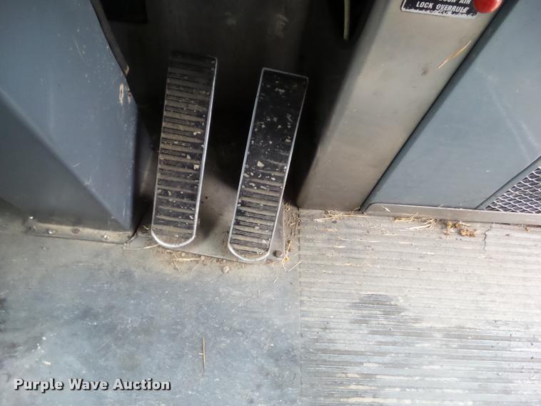 image for item BZ9953 1986 MCI 102A3 bus