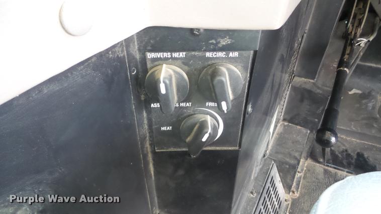 image for item DA2114 2004 International CE school bus