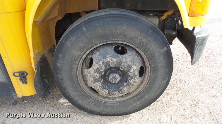 image for item DA2114 2004 International CE school bus