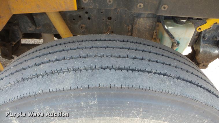 image for item DA2114 2004 International CE school bus