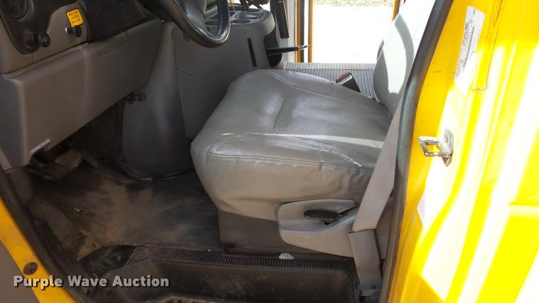 image for item DA2116 2001 Ford Econoline E450 school bus