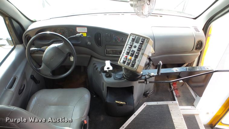 image for item DA2116 2001 Ford Econoline E450 school bus
