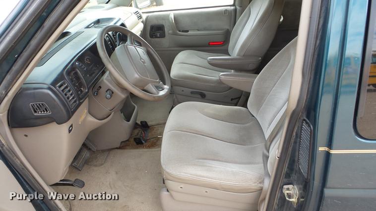 image for item DA2118 1994 Plymouth Grand Voyager van