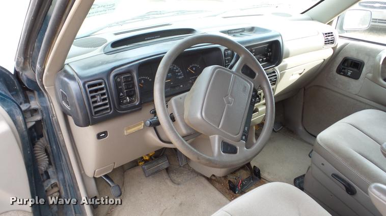image for item DA2118 1994 Plymouth Grand Voyager van