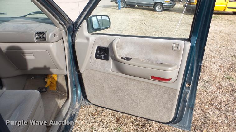 image for item DA2118 1994 Plymouth Grand Voyager van