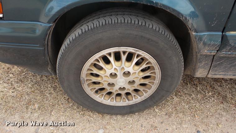 image for item DA2118 1994 Plymouth Grand Voyager van