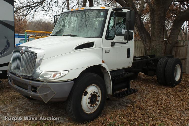 image for item DA5780 2002 International 4300 truck cab and chassis