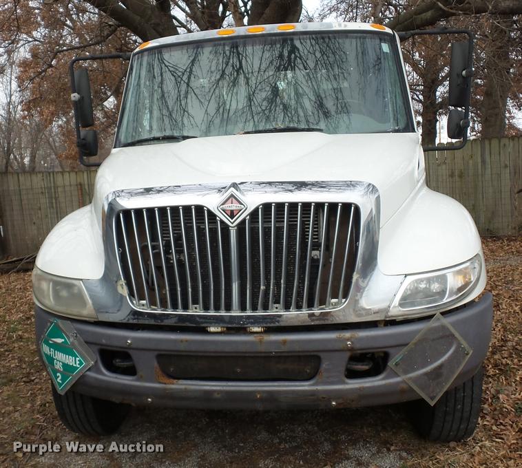 image for item DA5780 2002 International 4300 truck cab and chassis