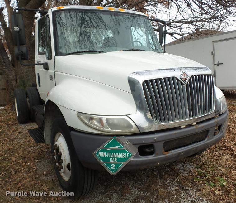 image for item DA5780 2002 International 4300 truck cab and chassis